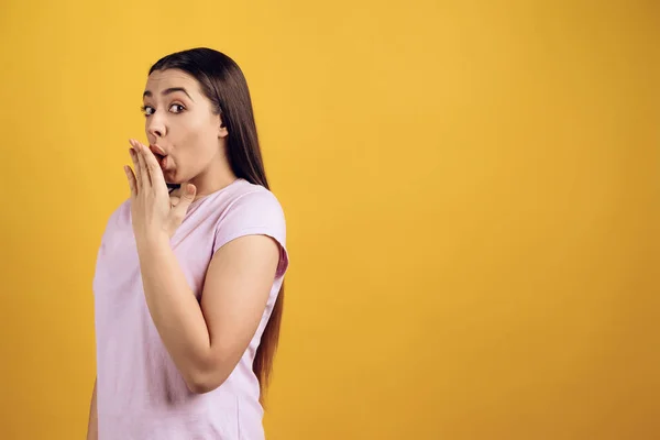 Menina Tímida Jovem Cobre Boca Com Palma Isolado Fundo Amarelo — Fotografia de Stock