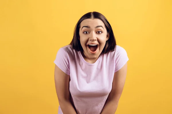 Retrato Menina Surpreso Camiseta Rosa Emoções Adolescentes Isolado Sobre Fundo — Fotografia de Stock
