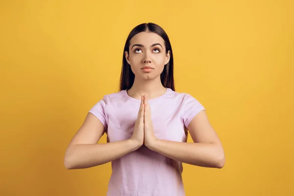Junges Ruhiges Mädchen Meditiert Und Wird Zen Isoliert Auf Gelbem lizenzfreie Stockfotos