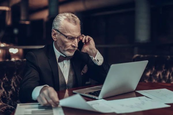 Biznesmen Korzysta Laptopa Rozmowy Telefon Stare Biznesmen Człowiek Jest Noszenie — Zdjęcie stockowe