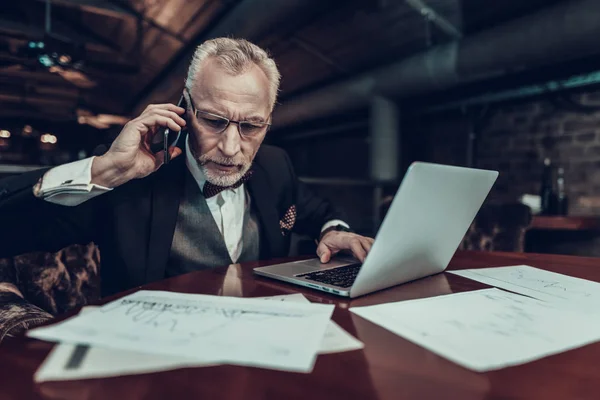 Empresário Usando Laptop Velho Empresário Homem Está Usar Fato Preto — Fotografia de Stock