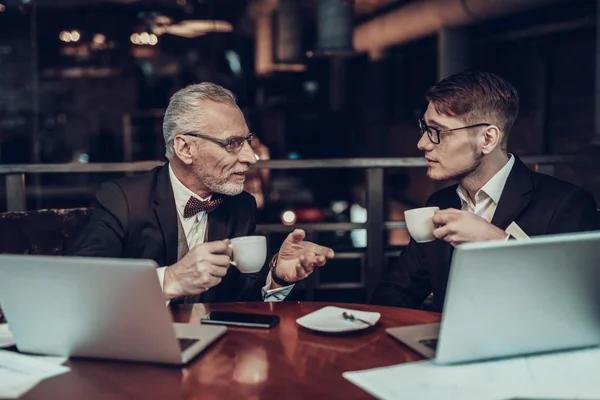 Zakenman Met Behulp Van Laptop Oude Zakenman Mens Zwart Pak — Stockfoto