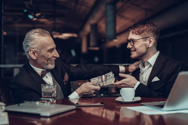 Zakenman Met Behulp Van Laptop Oude Zakenman Mens Zwart Pak — Stockfoto