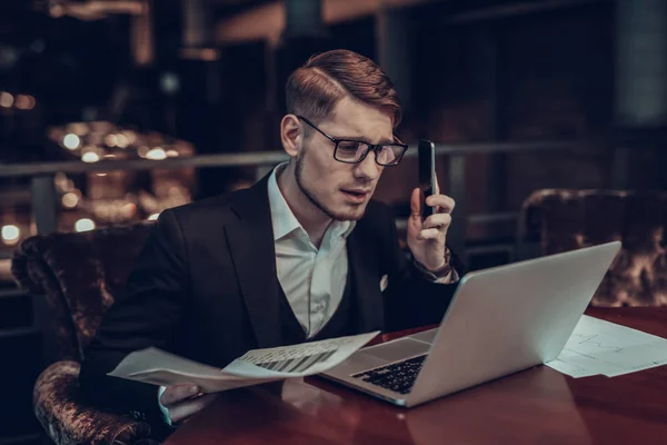 Affärsman Med Laptop Ung Affärsman Telefon Nära Ansiktet Mannen Bär — Stockfoto