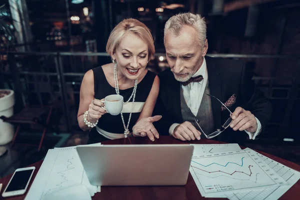 Zakenvrouw Ondernemer Oude Mensen Uit Het Bedrijfsleven Laptop Kijken Ervaren — Stockfoto