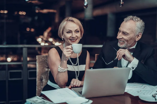 Zakenvrouw Ondernemer Oude Mensen Uit Het Bedrijfsleven Laptop Kijken Ervaren — Stockfoto