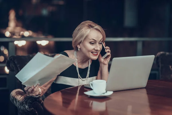 Mulher Negócios Usando Laptop Mulher Negócios Velha Procurando Laptop Empreendedor Imagem De Stock