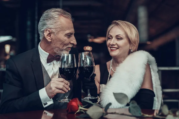 女商人和商人 老商人 成功的老人 一起放松 浪漫的会议 夫妇在餐厅休息 奢华的生活 互相看 — 图库照片