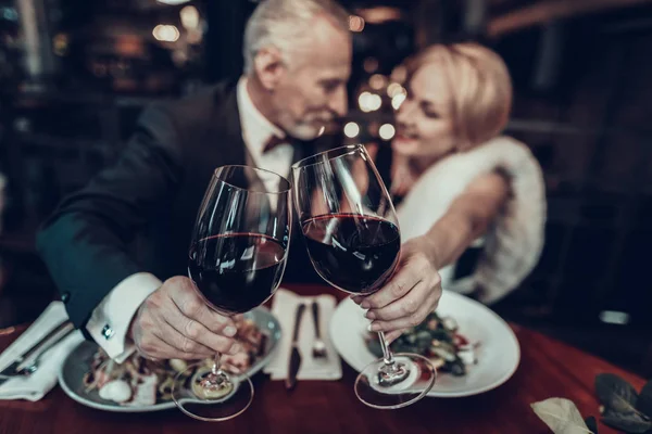 女商人和商人 老商人 成功的老人 一起放松 浪漫的会议 夫妇在餐厅休息 奢华的生活 葡萄酒杯关闭 — 图库照片