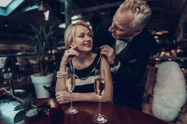 女商人和商人 老商人 成功的老人 一起放松 浪漫的会议 夫妇在餐厅休息 男人给女人项链 — 图库照片