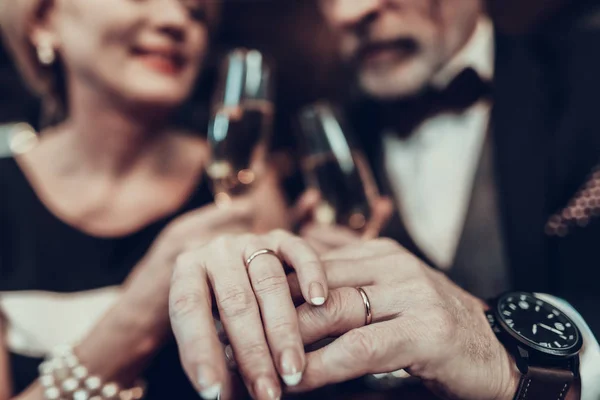 女商人和商人 老商人 成功的老人 一起放松 浪漫的会议 夫妇在餐厅休息 拿着香槟杯牵手 — 图库照片