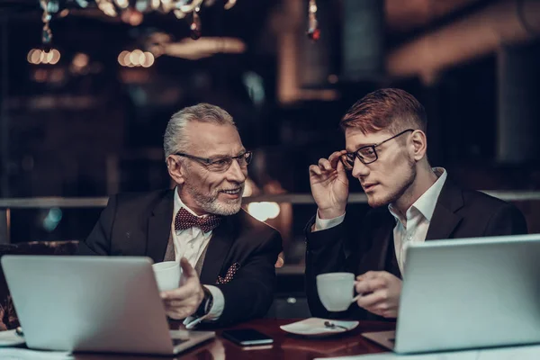 Empresário Usando Laptop Velho Empresário Homem Está Usar Fato Preto — Fotografia de Stock