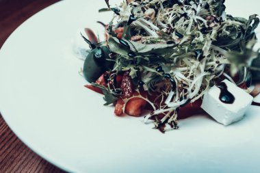 Geleneksel salata. Sağlıklı gıda. yükü salata. Lezzetli yemekler. Yemek masada. Restoran lokantada. Lüks hayat. Salata diyet. küçük bir kısmı. iyi pişmiş. iyi beslenme. Vejetaryen yiyecekler. kırpılmış