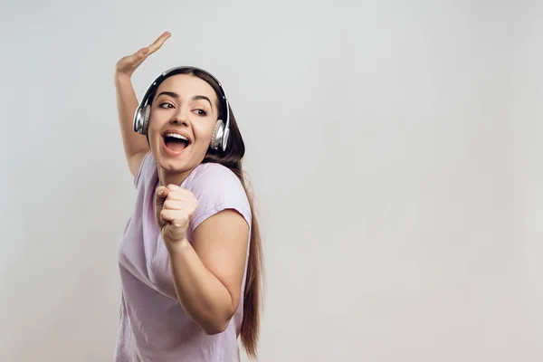Chica Joven Los Auriculares Está Bailando Con Energía Aislado Sobre — Foto de Stock
