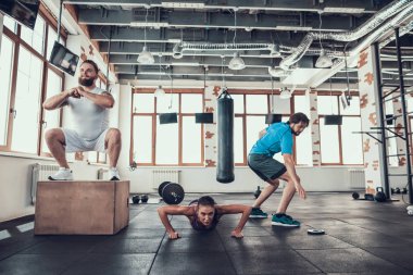 Ağız kavgası Push up ve bayrak yarışı. Training Day. Fitness Kulübü. Sağlıklı bir yaşam tarzı. Güçlü atlet. Aktif tatiller. CrossFit kavramı. Parlak spor salonu. Rahat spor giyim. Farklı egzersizler.