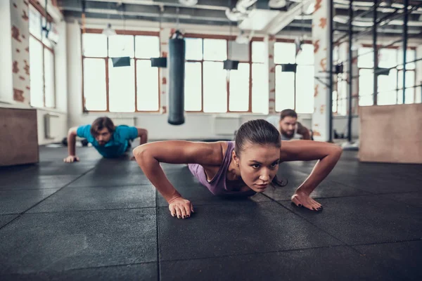 Männer Und Frauen Machen Liegestütze Trainingstag Fitnessclub Gesunder Lebensstil Starker — Stockfoto