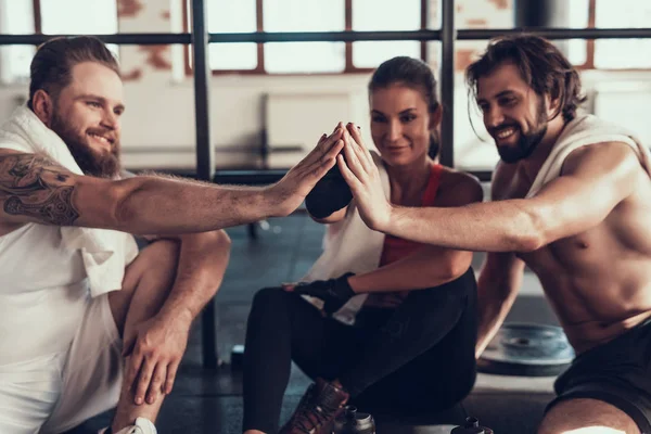 Atletas Descansando Dando Chocantes Cinco Uno Otro Día Entrenamiento Fitness — Foto de Stock