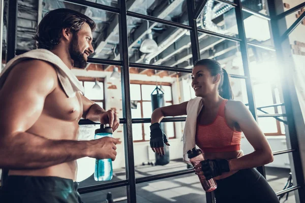 Hombre Mujer Están Hablando Durante Pausa Gimnasio Día Entrenamiento Fitness — Foto de Stock