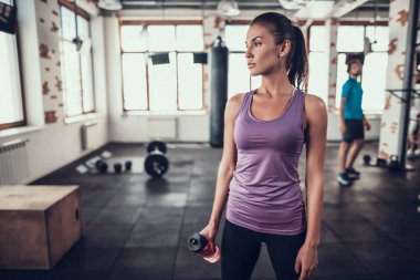 Sporcumuz şişe su ile spor duruyor. Training Day. Fitness Kulübü. Sağlıklı bir yaşam tarzı. Güçlü atlet. Aktif tatiller. CrossFit kavramı. Menekşe T gömlek. Rahat spor giyim.