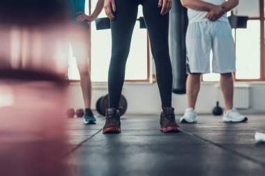 Alt görünümü ile pembe şişe. Üç Athletes.Training gün bacaklar. Fitness Kulübü. Sağlıklı bir yaşam tarzı. Güçlü insanlar. Aktif tatiller. CrossFit kavramı. Spor salonu zemin. Rahat spor giyim.