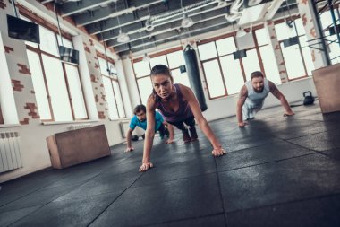 Erkek ve kadının yapması Push Ups. Training Day. Fitness Kulübü. Sağlıklı bir yaşam tarzı. Güçlü atlet. Aktif tatiller. CrossFit kavramı. Parlak spor salonu. Rahat spor giyim. Triceps kasları.