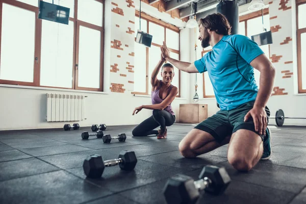 Homem Mulher Dar Mais Cinco Dia Treino Clube Fitness Estilo — Fotografia de Stock