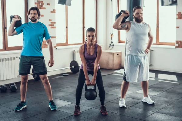 Chica Dos Chicos Levantando Pesas Día Entrenamiento Fitness Club Estilo — Foto de Stock