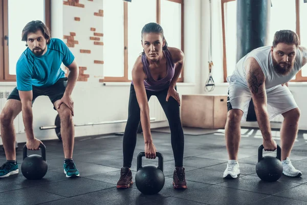 Girl Two Guys Lifting Weights Hari Pelatihan Klub Kebugaran Gaya — Stok Foto