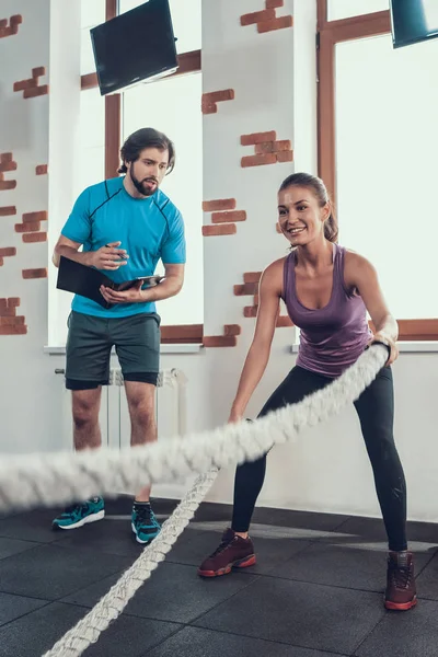 有平板电脑的男人控制妇女绳索运动 培训日 健身俱乐部 健康的生活方式 健身教练 活动假期 交叉的概念 注意到的结果 舒适的运动装 — 图库照片