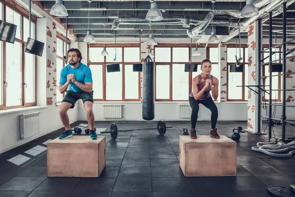 Homem Mulher Agachamentos Exercícios Blocos Madeira Dia Treino Clube Fitness — Fotografia de Stock