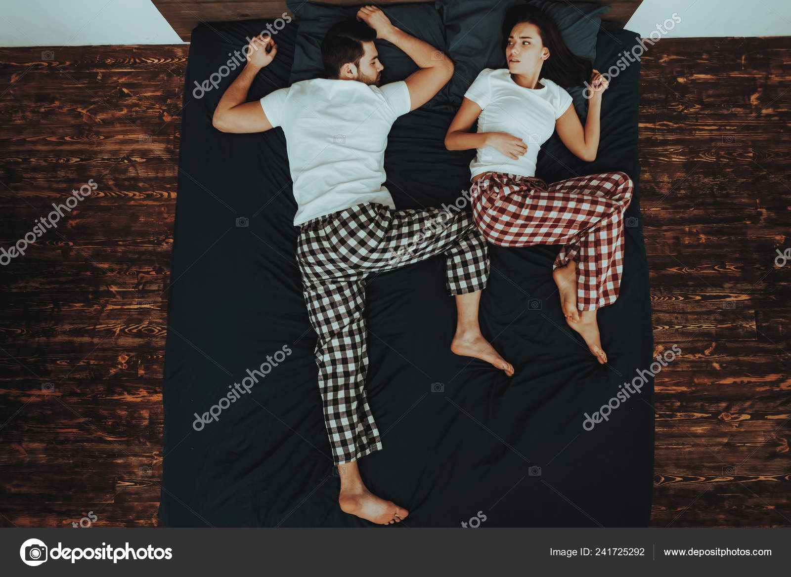 カップルはベッドに横たわるです カップルは若い美しい女性と男男は睡眠 女性は不満と男を探して人が着ているパジャマのズボンと シャツです 家の内部 トップ ビュー ストック写真 C Stockveres Gmail Com カップルはベッドに横たわるです カップルは若い美しい女性と男男は睡眠 女性は不満と男を探して人が着ているパジャマのズボンと シャツです 家の内部 トップ ビュー ストック写真 C Stockveres Gmail Com