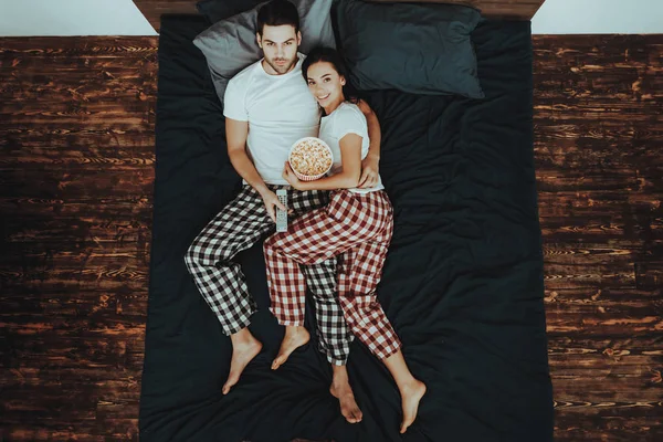 Casal Está Deitado Cama Casal Jovem Mulher Homem Pessoas Está — Fotografia de Stock