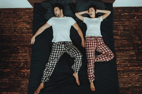 Çift Yatakta Lying Olduğunu Çift Genç Güzel Kadın Erkek Adam — Stok fotoğraf
