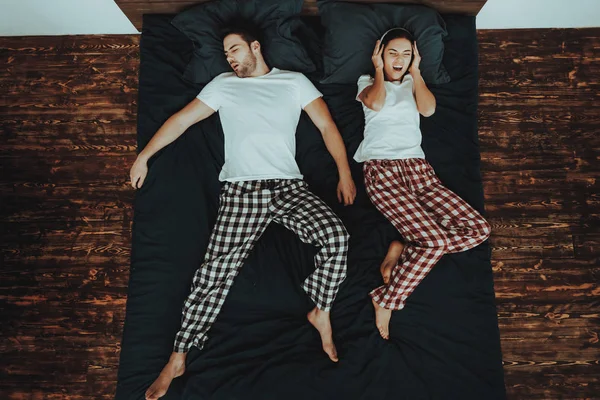 Casal Está Deitado Cama Casal Jovem Mulher Bonita Homem Homem — Fotografia de Stock