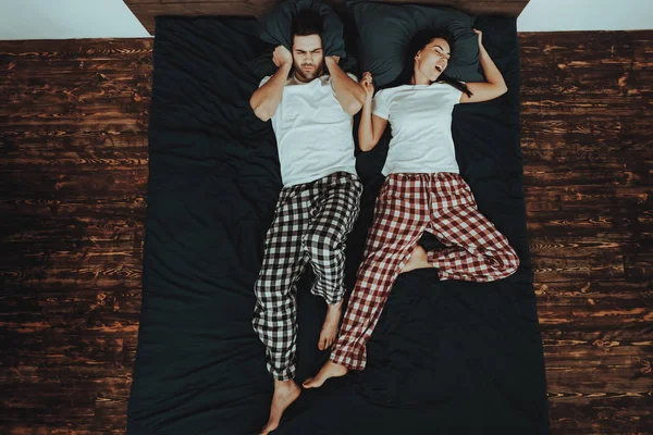 Çift Yatakta Lying Olduğunu Çift Genç Güzel Kadın Erkek Kadın — Stok fotoğraf