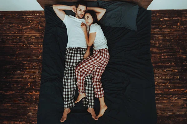 Ζευγάρι Είναι Ξαπλωμένος Στο Κρεβάτι Ζευγάρι Είναι Νεαρή Όμορφη Γυναίκα — Φωτογραφία Αρχείου