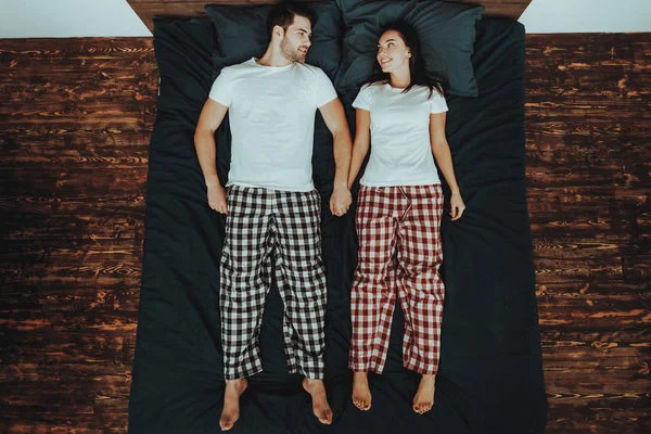 Çift Yatakta Lying Olduğunu Çift Genç Kadın Adam Kişilik Tutan — Stok fotoğraf