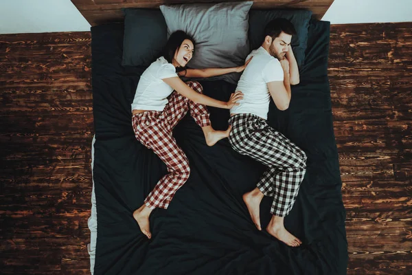 Casal Está Deitado Cama Casal Jovem Mulher Bonita Homem Homem — Fotografia de Stock