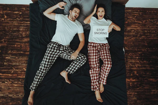 Casal Está Deitado Cama Casal Jovem Mulher Bonita Homem Homem — Fotografia de Stock