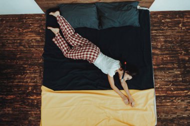 Kadın Lying yatak var. Genç güzel beyaz kadın. Taklit dalgıç su kızdır. Ağız içinde şnorkel kişiyle. Kadın iç ana sayfa bulunur. Kız yatakta yukarıdan.