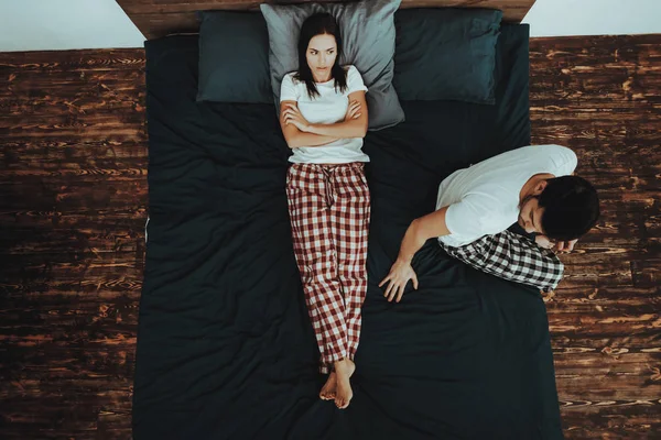 Pasangan Ini Terletak Tempat Tidur Pasangan Ini Adalah Young Beautiful — Stok Foto
