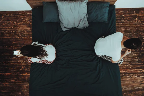 Pasangan Adalah Duduk Tempat Tidur Kembali Kembali Pasangan Ini Adalah — Stok Foto