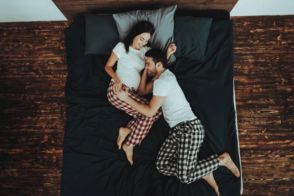 Casal Está Deitado Cama Casal Jovem Mulher Bonita Homem Mulher — Fotografia de Stock