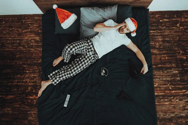 Lying Yatak Yalnız Üzerinde Bir Adamdır Genç Güzel Beyaz Adam — Stok fotoğraf