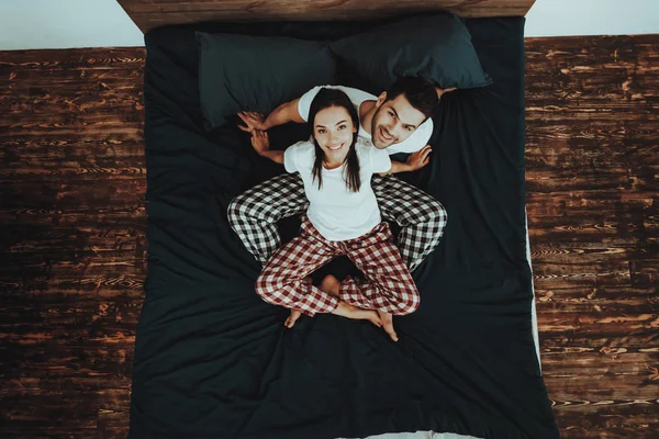 Casal Está Sentado Cama Casal Jovem Mulher Bonita Homem Pessoas — Fotografia de Stock