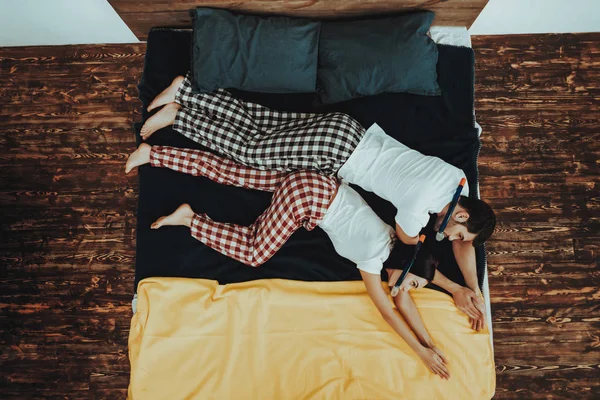 Çift Yatakta Lying Olduğunu Çift Genç Güzel Kadın Erkek Kişi — Stok fotoğraf
