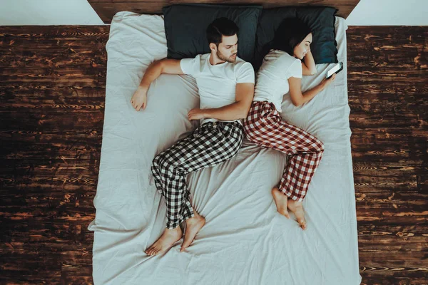 Casal Está Deitado Cama Casal Jovem Mulher Bonita Homem Mulher — Fotografia de Stock