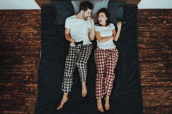 Çift Yatakta Lying Olduğunu Çift Genç Güzel Kadın Erkek Olduğunu — Stok fotoğraf