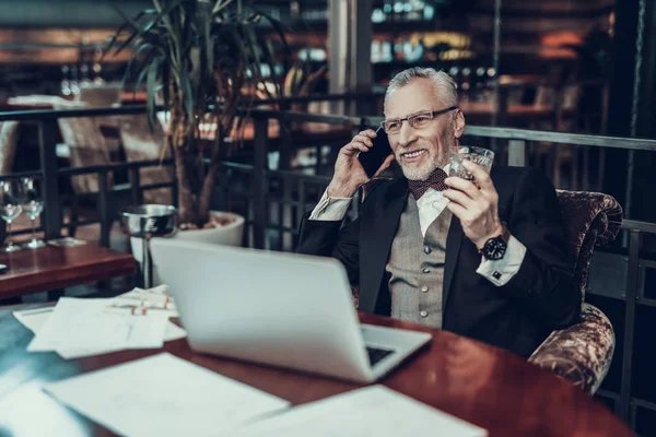 Zakenman Met Behulp Van Laptop Oude Zakenman Mens Zwart Pak — Stockfoto