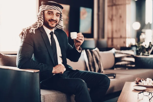 Affärsman Med Laptop Arabisk Affärsman Man Klädd Svart Kostym Erfaren — Stockfoto